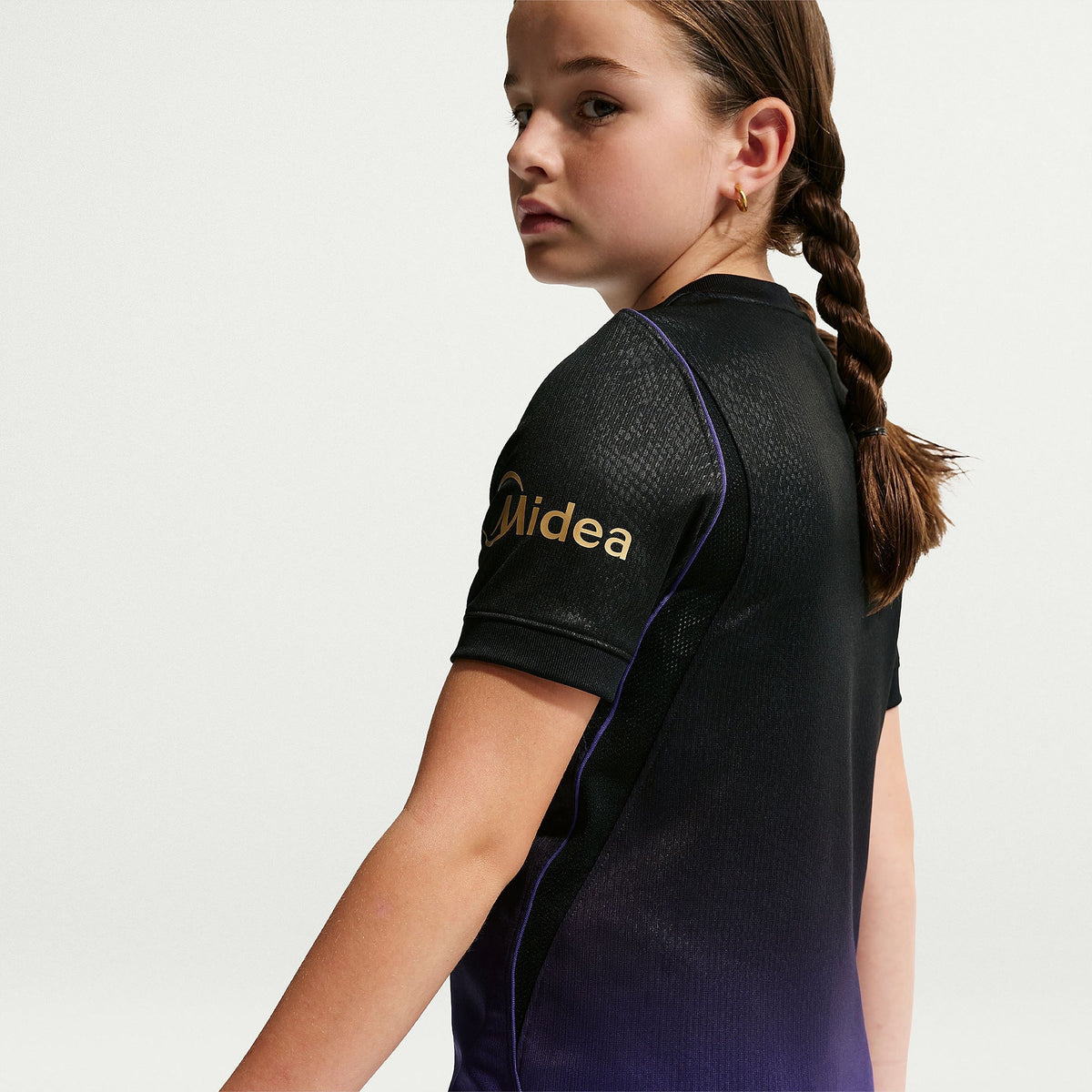 Barcelona 2026/27 away kids jersey - sleeve detail on model