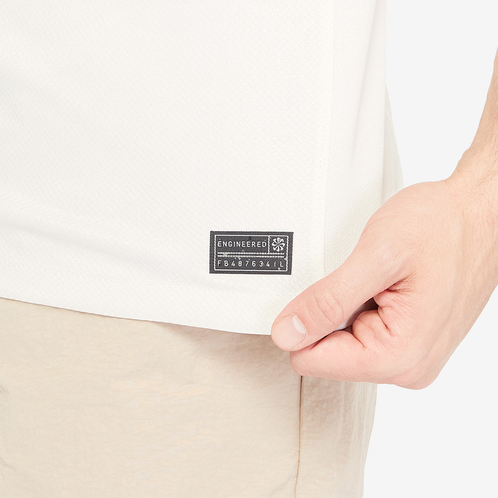 Chelsea 2025/26 Away soccer jersey - hem label detail on model