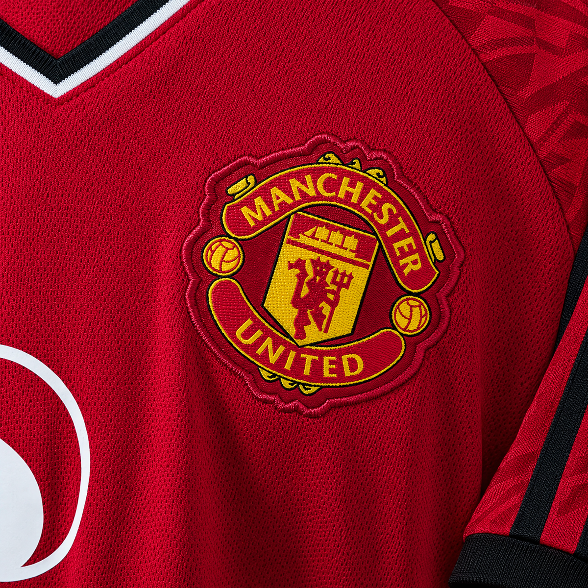 Manchester United 2025/26 Home Long Sleeve Jersey - fabric and crest detail