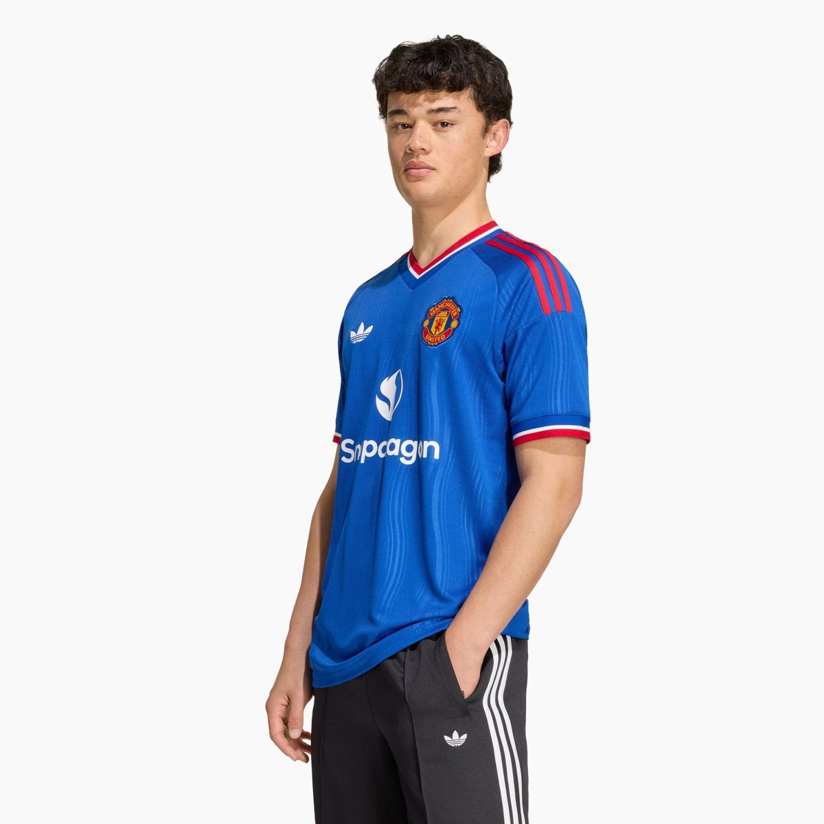 Manchester United 2026/27 Away Jersey — worn and detail view 3
